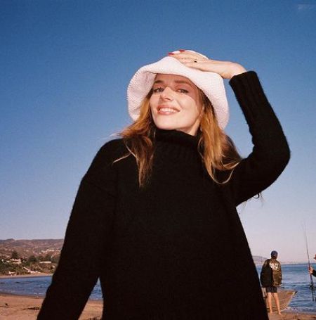 Samara Weaving looks like Margot Robbie.